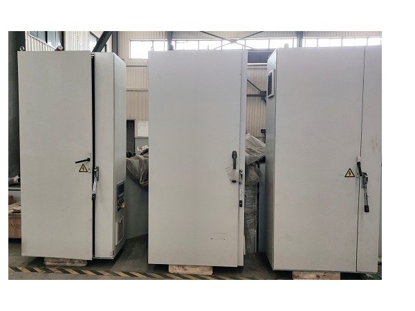 江蘇PLC控制柜廠家哪家好? 江蘇PLC控制柜廠家有哪些?這是很多人都在問的問題。那么，什么是PLC控制柜呢? PLC是一種可編程邏輯控制器。 PLC可以用來控制工業(yè)生產(chǎn)過程中的各種設(shè)備。 PLC控制柜就是裝有PLC的控制柜。